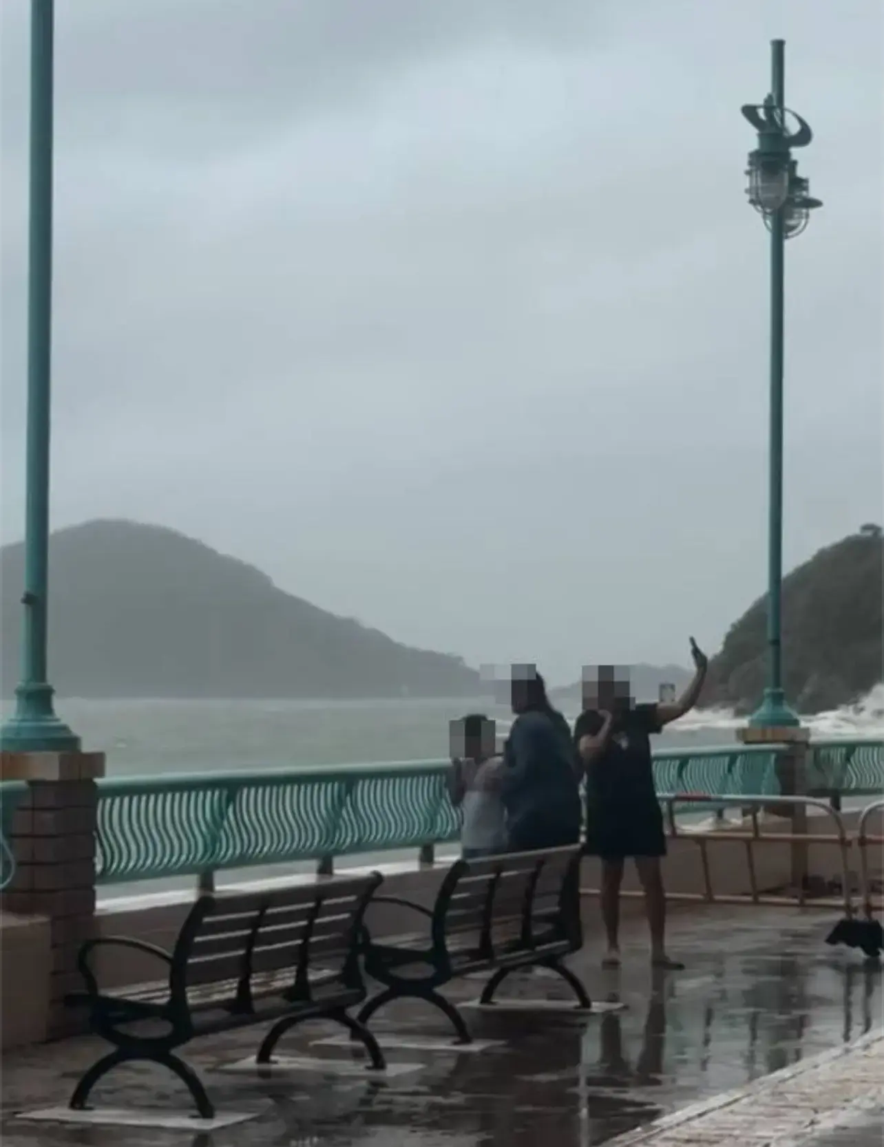 風暴期間有兩名女子帶一名男童追風自拍時被巨浪沖跌，幸未有釀成慘劇。(圖：視頻截圖)