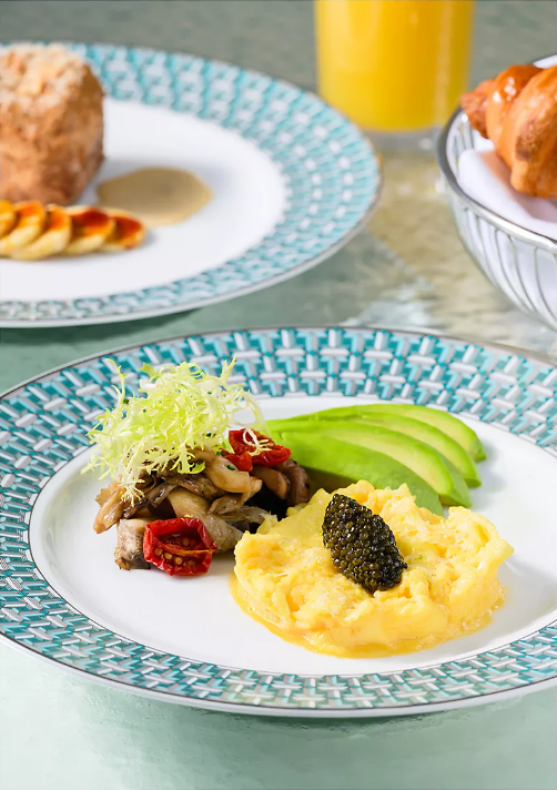 台北信義區新光三越 A9 館的那家 Blue Box Café ，主廚林明健大概是把調色盤搬進了廚房，新出的夏季菜單每道菜都像從雜誌裡跳出來的。（來源：Tiffany官網）