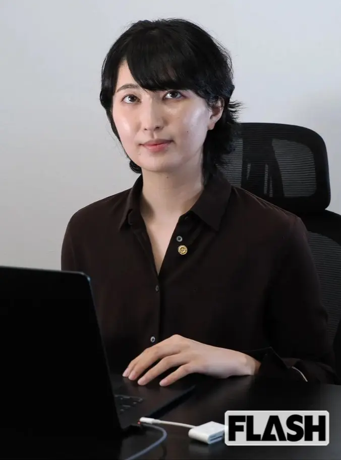 日本27歲行政書士保利澄香出身秋田縣醫師世家，因家庭失和離家，曾於東京吉原從業六年。她苦讀考入頂尖名校慶應義塾大學法律系，逆襲創業，專門扶持弱勢底層女性。（來源：tkzwgrs@X）