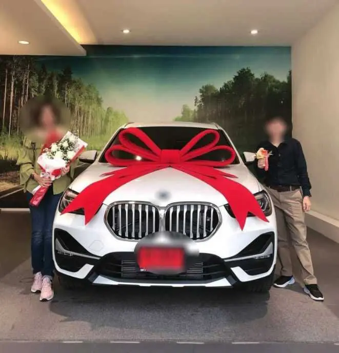 泰國女牙醫西拉妮與網認女友吉格交往6年，豪擲超2000萬泰銖財物，多次求婚遭拒。事後驚覺女友親哥是其丈夫，憤而報案追討財物，雙方各執一詞，案件尚在調查中。（來源：Amarin TV）