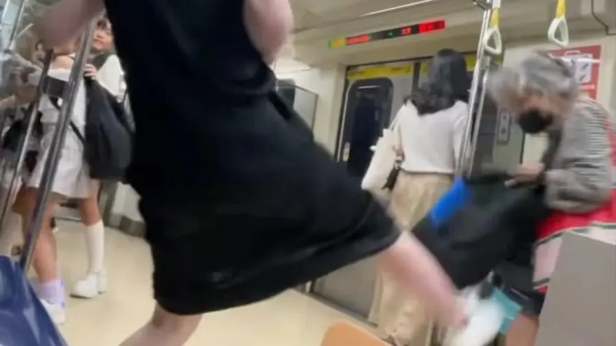 台灣老人搶博愛座被人一腳踢飛|老婦執意要位動手 年輕人踹飛畫面引兩極議論的封面圖片