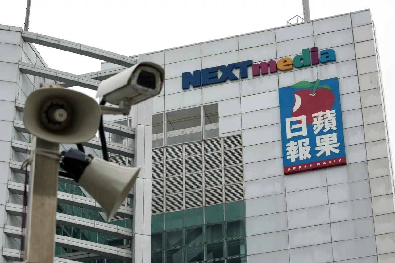 2019年反修例風波中，《蘋果日報》更被視為煽暴平台：以煽動性頭條、評論、專題及廣告連環出擊，公開鼓吹「攬炒」、美化違法行為，甚至刊出指「全部警員均是黑警」的廣告，將整個紀律部隊妖魔化。(圖：網絡截圖)