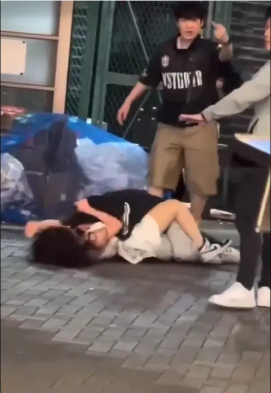 大阪道頓堀商圈爆發離譜街頭衝突，疑日、韓兩名女子當街激烈扭打，同行男子強硬阻擋路人勸架，相關影片於X平台破千萬觀看，引發全球網友熱議與多方討論。（來源：mideum1004@X）