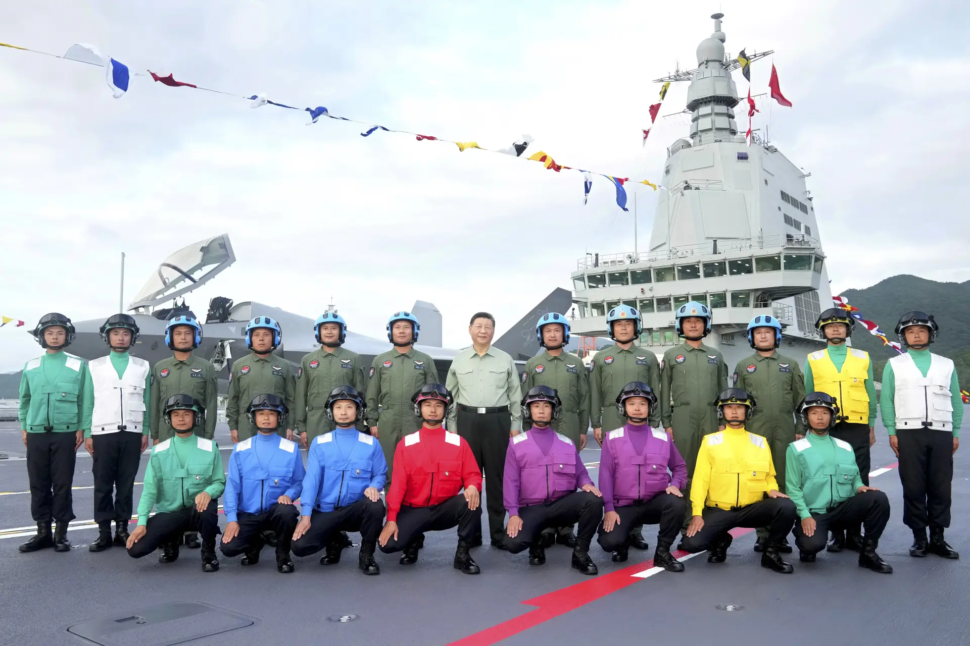 11月5日，我國第一艘電磁彈射型航空母艦福建艦入列授旗儀式在海南三亞某軍港舉行。中共中央總書記、國家主席、中央軍委主席習近平出席入列授旗儀式並登艦視察。這是習近平同艦載機飛行員、航空保障人員合影留念。新華社