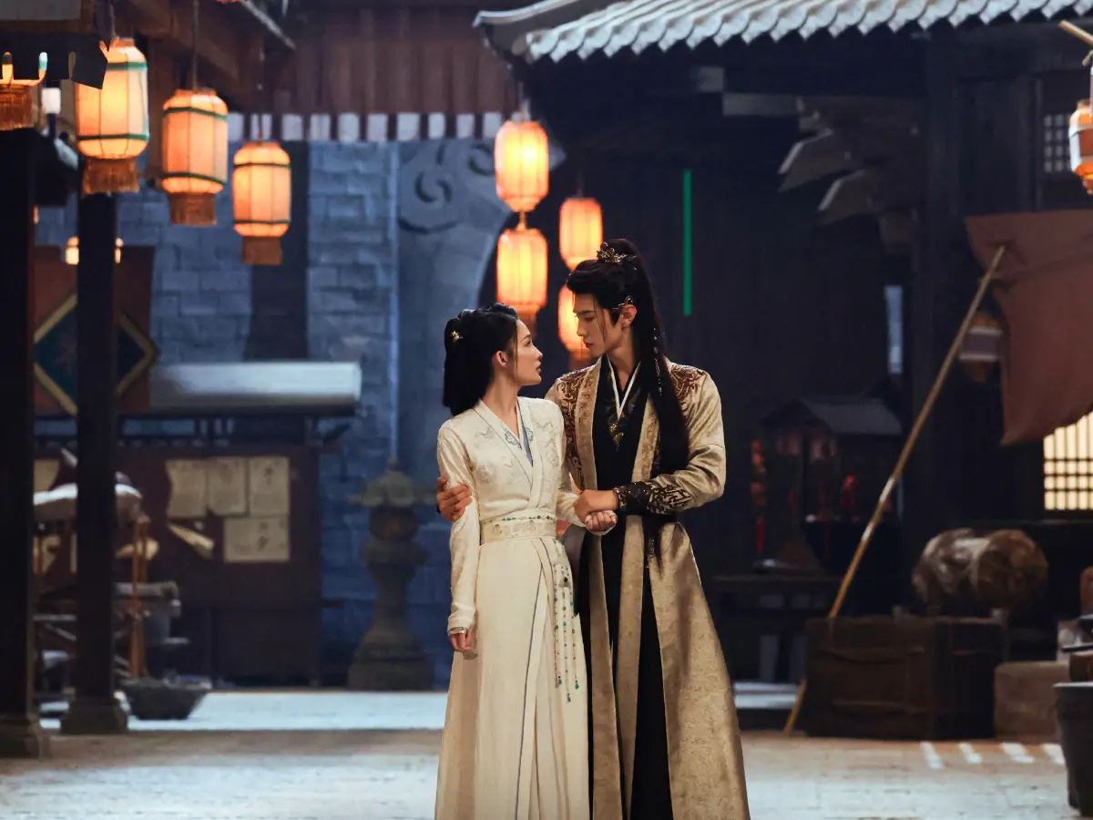 在一場關鍵戰役中，她以驚天一箭重創敵國統帥、夙砂國皇子鳳隨歌（陳哲遠飾），成功逆轉戰局。然而命運弄人，付一笑隨後遭遇伏擊失去記憶，流落正念山莊時竟與宿敵鳳隨歌意外重逢。(圖：《宿敵契約》劇照)