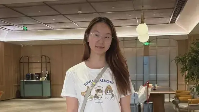 中國安徽女嬰出生四天遭棄，一歲遠赴瑞典被領養，闊別二十三年跨海尋根。她重逢前夜徹夜未眠，苦練中文「我愛你媽媽」，最終與親生父母溫暖團圓，書寫跨越山海的溫暖親情。（來源：新浪財經）
