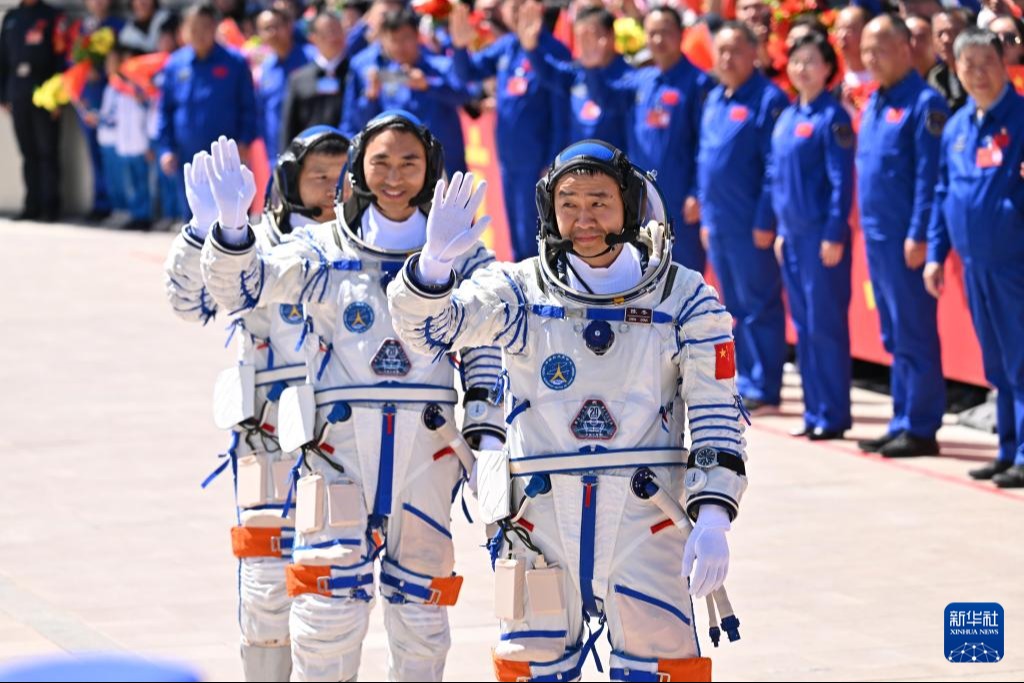 4月24日，神舟二十號載人飛行任務航天員乘組出征儀式在酒泉衛星發射中心問天閣圓夢園廣場舉行。這是航天員陳冬（前）、陳中瑞（中）、王杰在出征儀式上。(新華社)