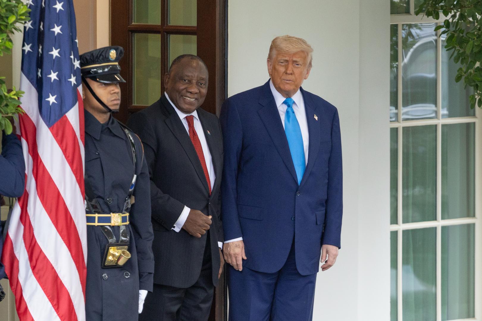 5月21日，美國總統特朗普（右）在華盛頓白宮迎接到訪的南非總統拉馬福薩（中）。(新華社)