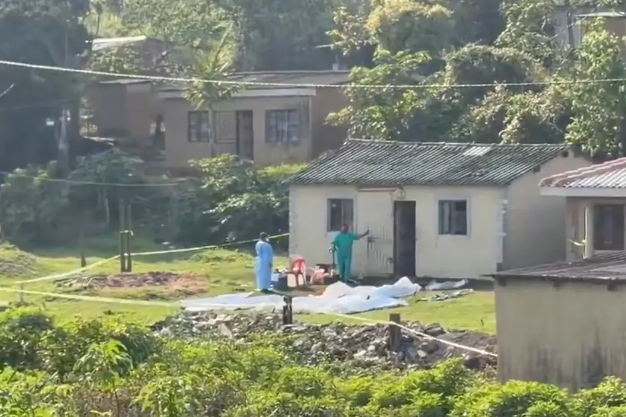 南非德班（Durban）郊區深夜發生駭人民宅槍擊案，3名武裝歹徒闖宅集中人群開槍血洗，造成11人死亡含一名孕婦、3人受傷，警方鎖定嫌犯全力追緝，疑為幫派衝突釀禍。（來源：X）