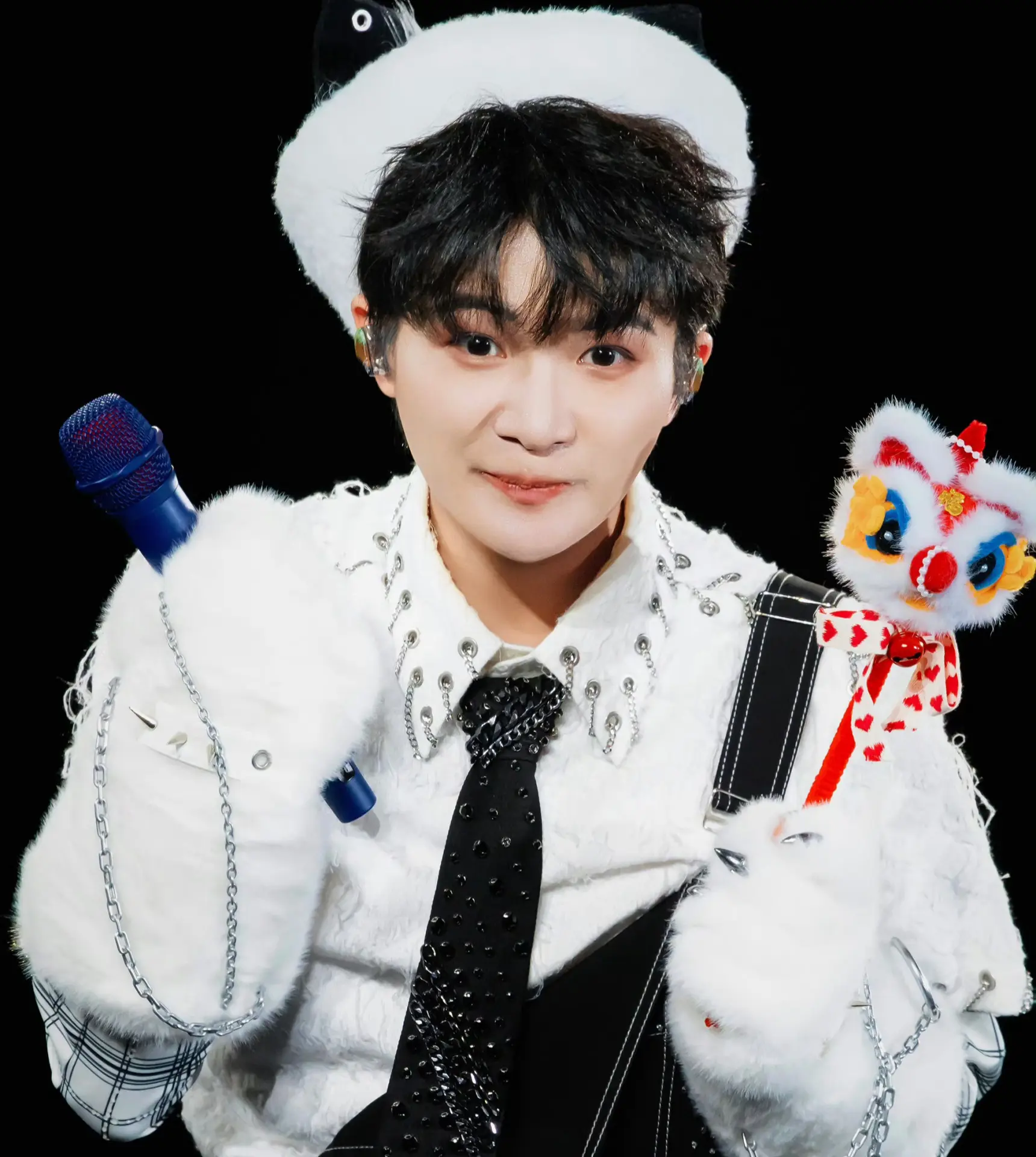 零點鐘聲敲響後，周深溫情獻唱《小美滿》，帶領全場觀眾一同倒數、許下新年心願，現場熒光棒匯成璀璨星海，溫暖氛圍讓觀眾直呼「心裏暖暖的」。(圖：網絡截圖)