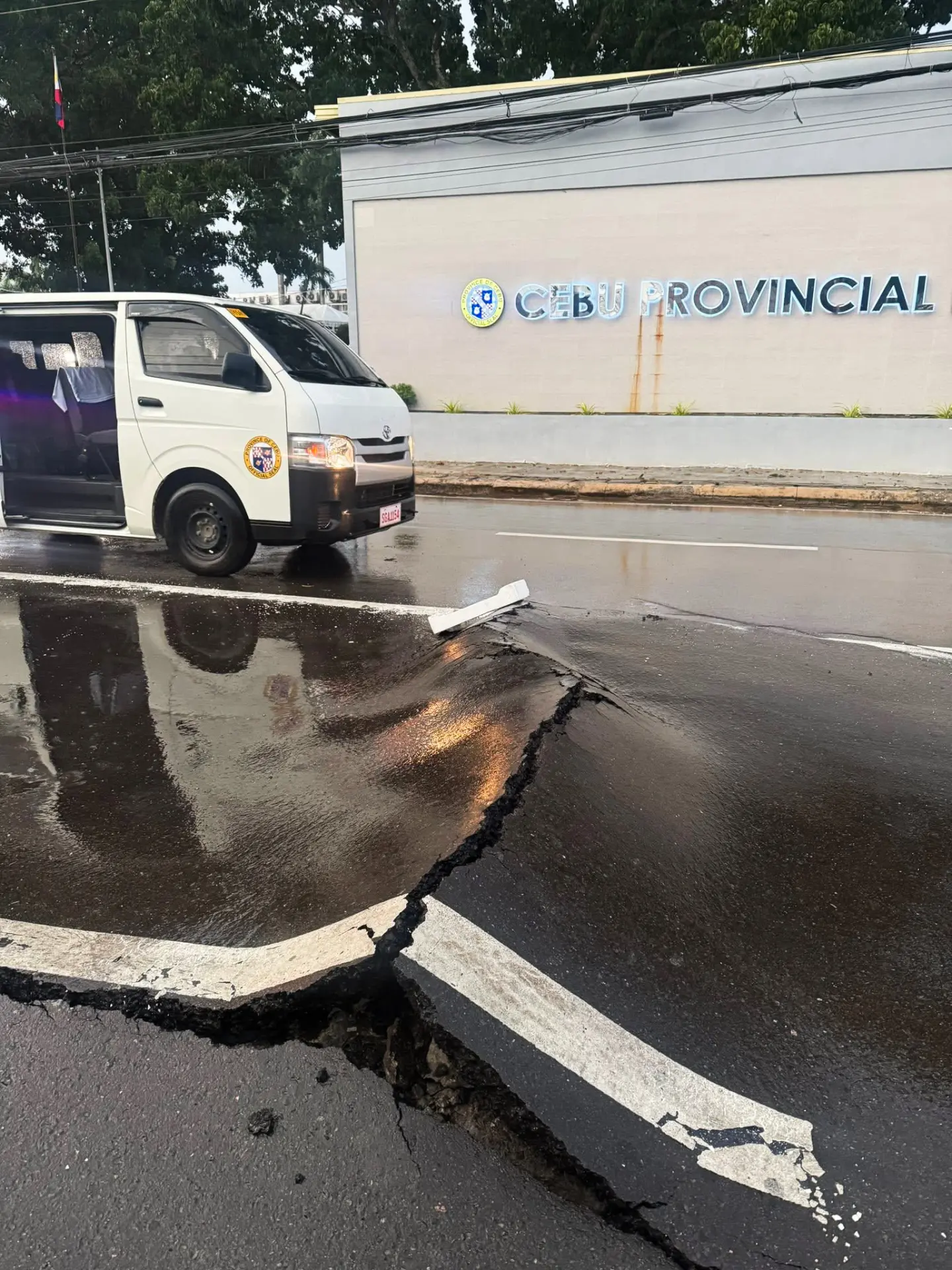 地震還導致宿務省麥德林市至少兩座橋梁受損，部分道路交通受阻，塔博貢鎮多條道路和橋梁因地震出現裂縫，交通中斷。(圖： 新華社)