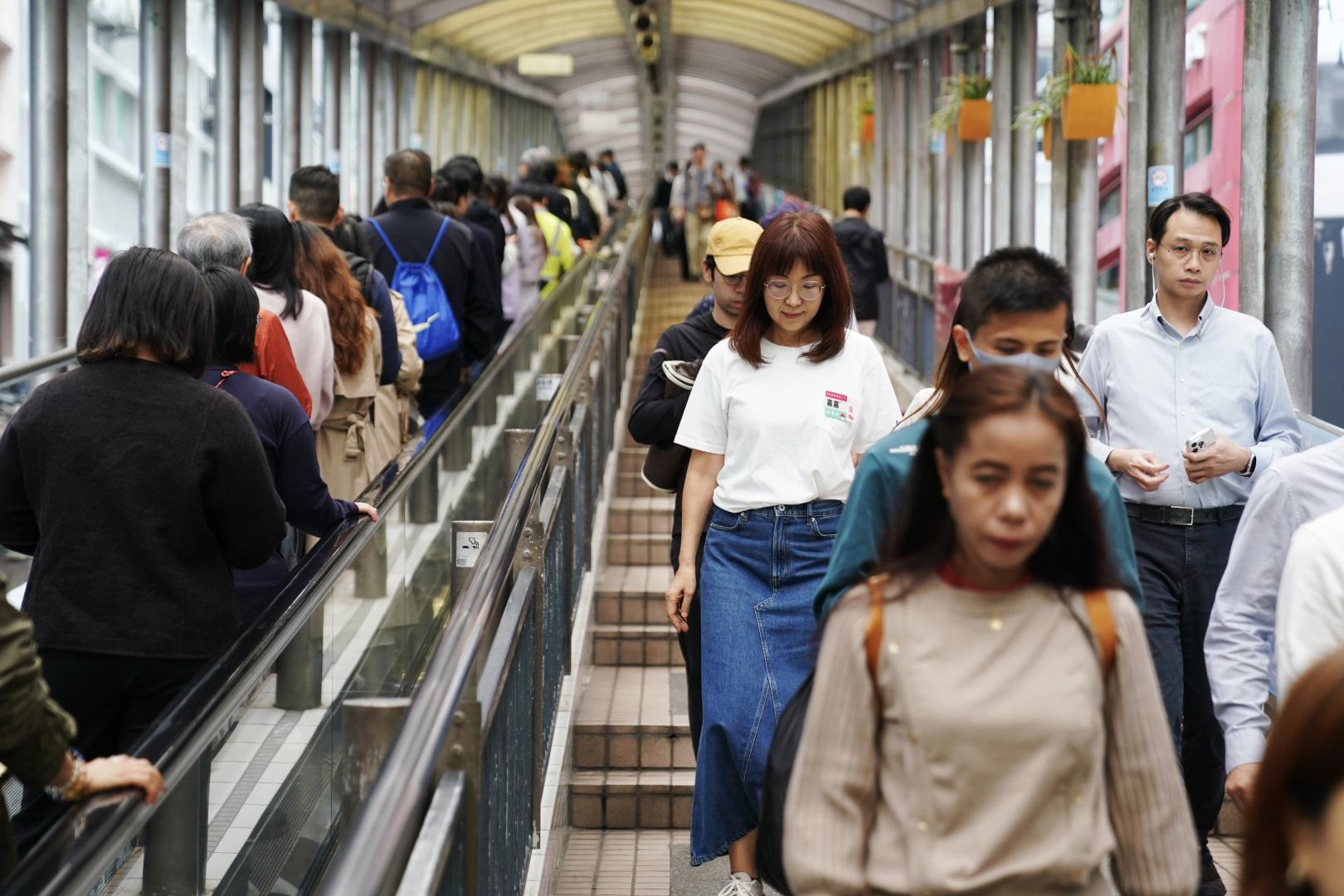 香港中環半山扶手電梯旁(新華社)