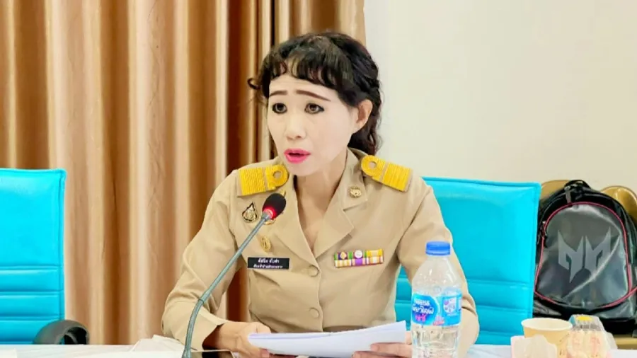泰國公務員濃妝開會意外爆紅！霸氣回應負評，還被鎮長欽點宣傳觀光的封面圖片
