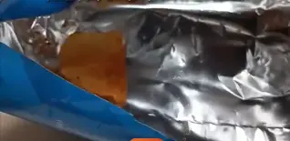 8 月 27 日她發出的拆袋視頻裡，標註 40 克的樂事薯片袋打開後，只有一片金黃的馬鈴薯切片孤零零躺在中間，像住進了「單人豪華套房」。（截圖來源：紅星新聞@小紅書）