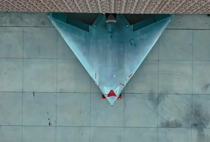 中國空軍宣傳片《夢遠》，釋出「玄龍」無人機出廠畫面。（圖／截自中國空軍微電影「夢遠」）