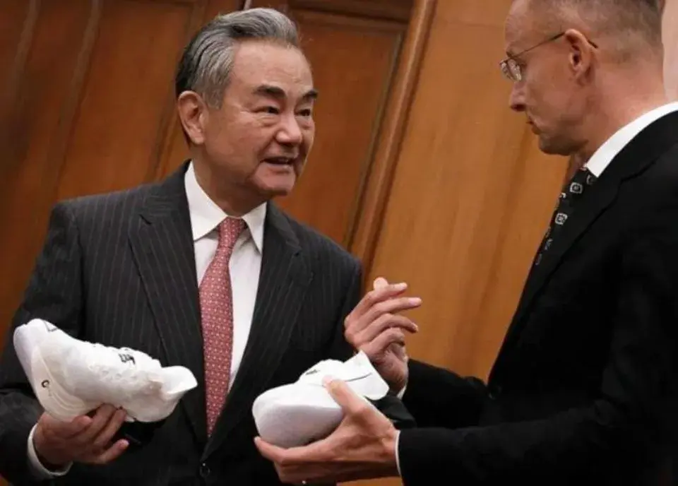 外長王毅（左）曾致贈西雅爾多（右）中國國產運動鞋。（圖／翻攝《網易》）