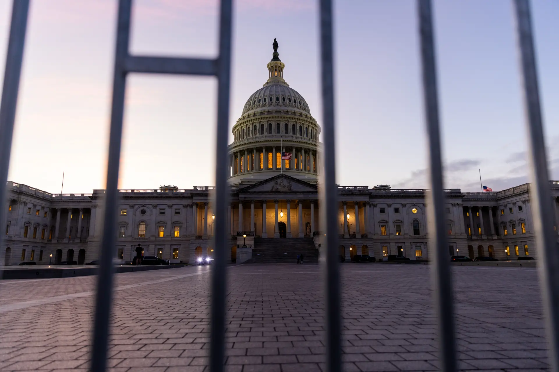 但近半個世紀以來，那份曾支撐美國前進的底氣，卻慢慢被內耗磨平。民主與共和兩黨的對立，早已超越單純的理念分歧，而是變成不顧國家利益、民生福祉的意識形態之爭。(圖：新華社)