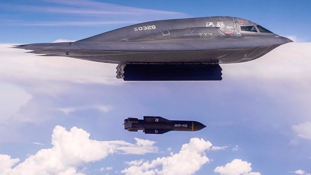 B-2轟炸機與GBU-57 巨型鑽地炸彈。(美國空軍)