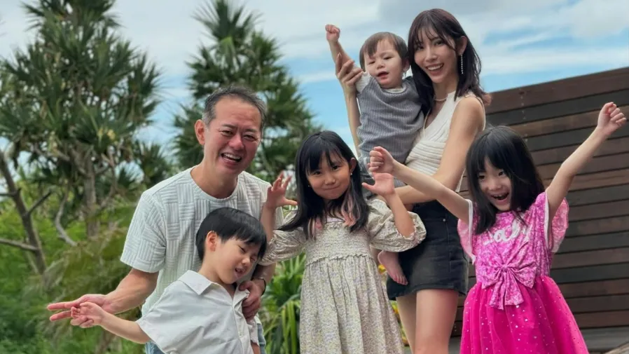 日本女模七年連生四子遭批貪錢，十年後靠自身實力洗脫拜金標籤的封面圖片