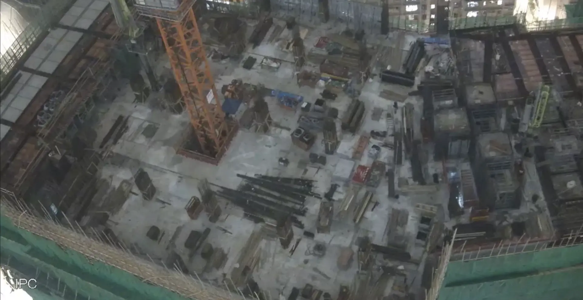 「我們香港的建築業已爛得不能再爛，層層都可以造假、層層壓榨。」林哲玄直言，業界長期存在諸多亂象：本地勞工招聘困難時，部分業者便轉而僱用黑工；僱用黑工後，又頻頻出現拖欠薪金、不發工糧的情況。(圖：視頻截圖)