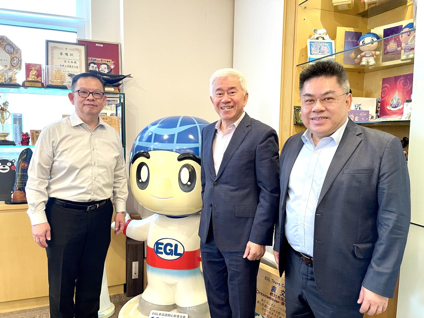 「EGL東瀛遊」執行董事禤國全(中)接受《藍莓日報》專訪，(左一)《藍莓日報》社長陳杰博士，(右)《藍莓日報》新聞總監王善勇。