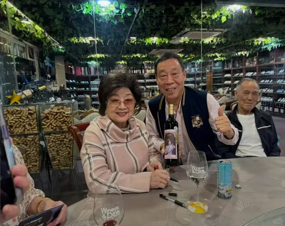 值得一提的是，有友人特意準備了一份別具意義的禮物，一瓶印有小鳳姐演唱照片的美酒，讓她笑得合不攏嘴，現場歡聲不斷。(圖：小紅書)