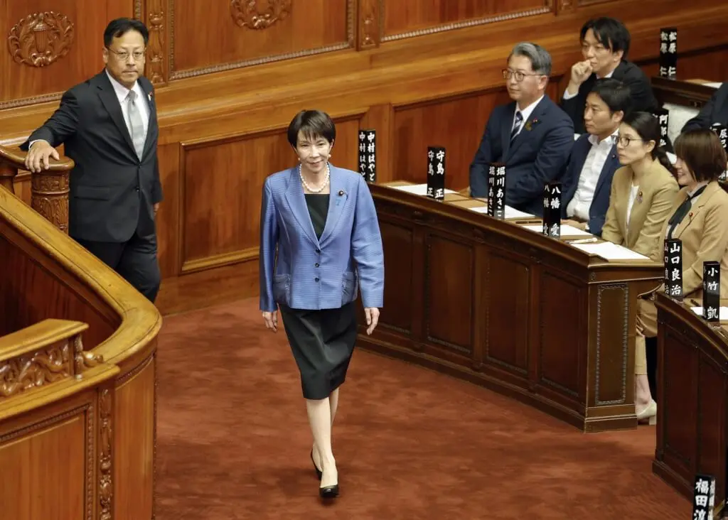 日本自民黨總裁高市早苗（中）在21日眾議院首相指名選舉中獲得多數支持，成為日本首位女首相。（共同社）