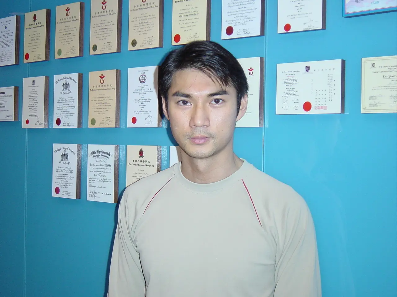 郭耀明其後轉投TVB，1995年加盟後，憑藉處境劇《真情》中楚原飾演的拿督「歸齡高」之子「歸亞南」一角嶄露頭角，清靚白淨的形象深入民心，尤其劇中與楊婉儀飾演的「小敏」的感情線，更吸引無數師奶觀眾。(圖：網絡截圖)