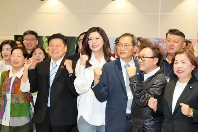中國國民黨主席鄭麗文（前排左三）12日結束中國大陸訪問行程返台，國民黨立法院黨團總召傅崐萁（前排左二）、花蓮縣長徐榛蔚（前排左一）等人接機，振臂合影。（中央社）