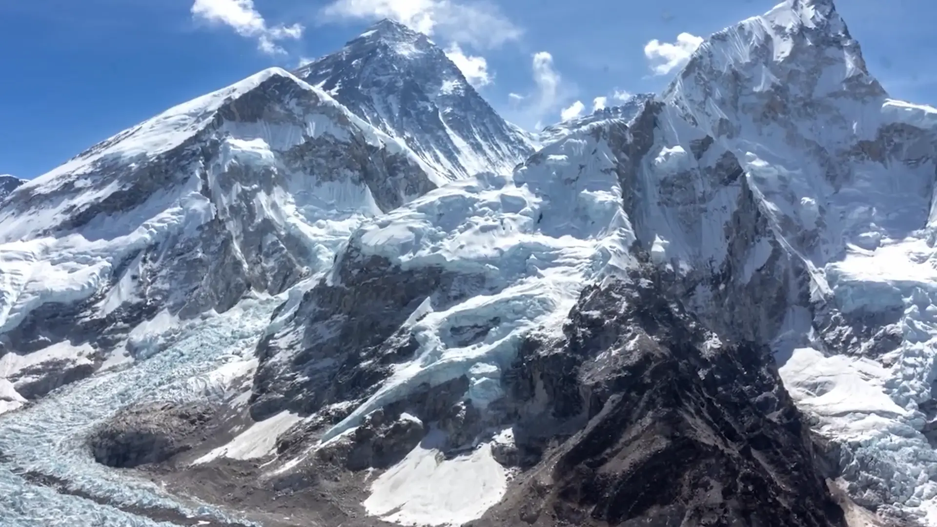 尼泊爾聖母峰昆布冰川（Khumbu Glacier）融化速度驚人，最新研究證實，登山季人類活動包含尿液排放、燃料使用，會大量消融冰川，單季尿液熱能即可融化154噸冰層，加劇高原冰川災害風險。（來源： Tutorials by Joe & Lisa@YouTube）