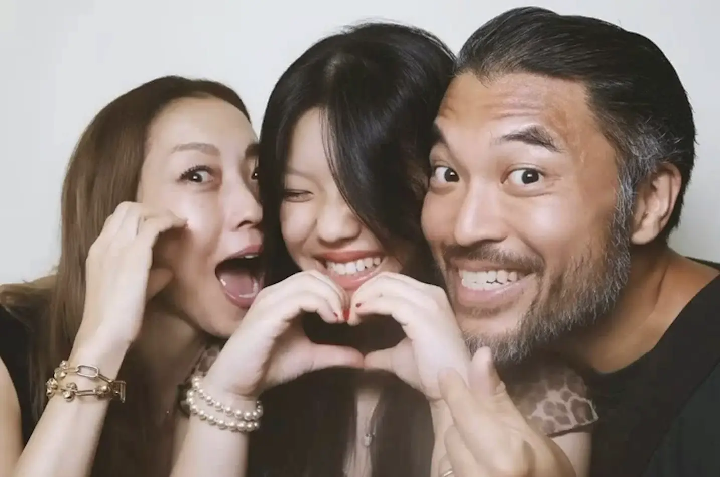 夫婦二人婚後共同經營多項生意，包括以香港區號命名的滑板店「8FIVE2」、男士理髮品牌Handsome Factory，Brian更擔任香港滑板協會主席，多年來全力推廣滑板運動。女兒Tayla亦繼承藝術細胞，11歲開始寫歌，14歲推出首支單曲《stars won't align for us》。(圖片：jbs8five2@IG)