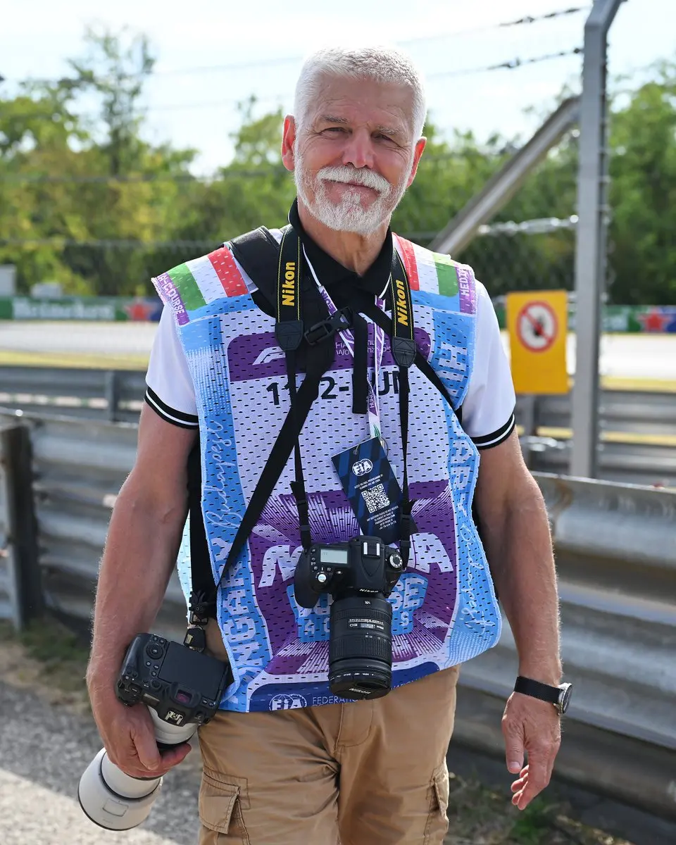 2026年7月24至26日F1匈牙利大獎賽（Hungarian GP）登場，麥拉倫車隊順利斬獲本季首冠。賽場邊意外捕捉到亮點，捷克總統帕維爾（Petr Pavel）手持專業雙相機器材，以業餘攝影師身分現場追拍賽車，超高反差形象引發網友熱議。（來源：F1@X）