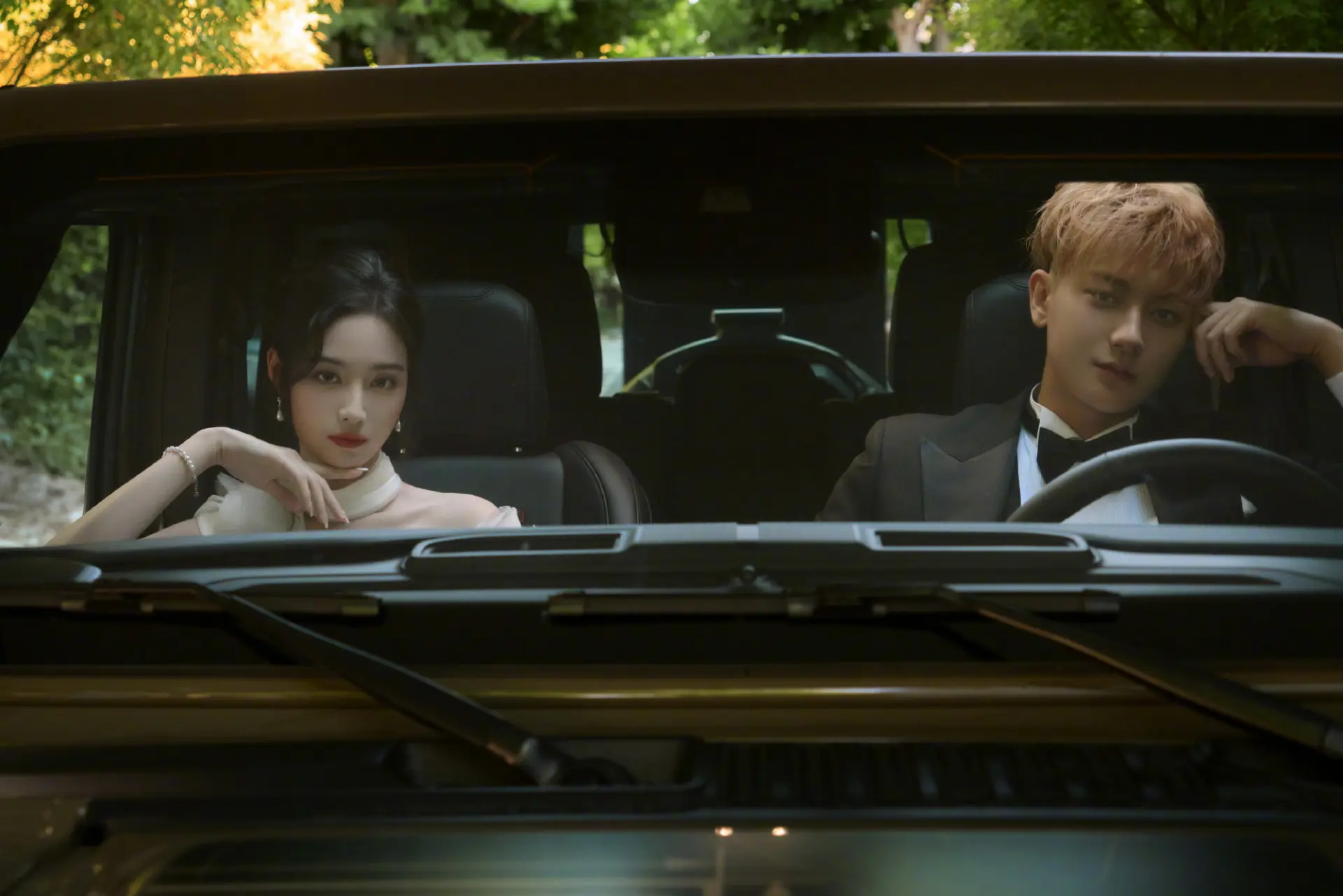 內地男星黃子韜與旗下女星徐藝洋在社交平台同步晒出婚紗照，並甜蜜標記對方，為即將到來的婚禮預熱。(片：ACE-YOUNGKINGYOUNGBOSS@微博)