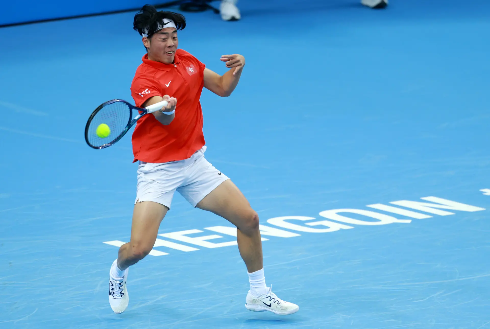 比賽於上午接續商竣程與周意的對決登場，黃澤林甫開賽便展現強勁發球火力，首局轟出 Ace 球拿下發球局，但吳易昺憑藉旋轉強、落點準的發球扳平比分。(圖：新華社)