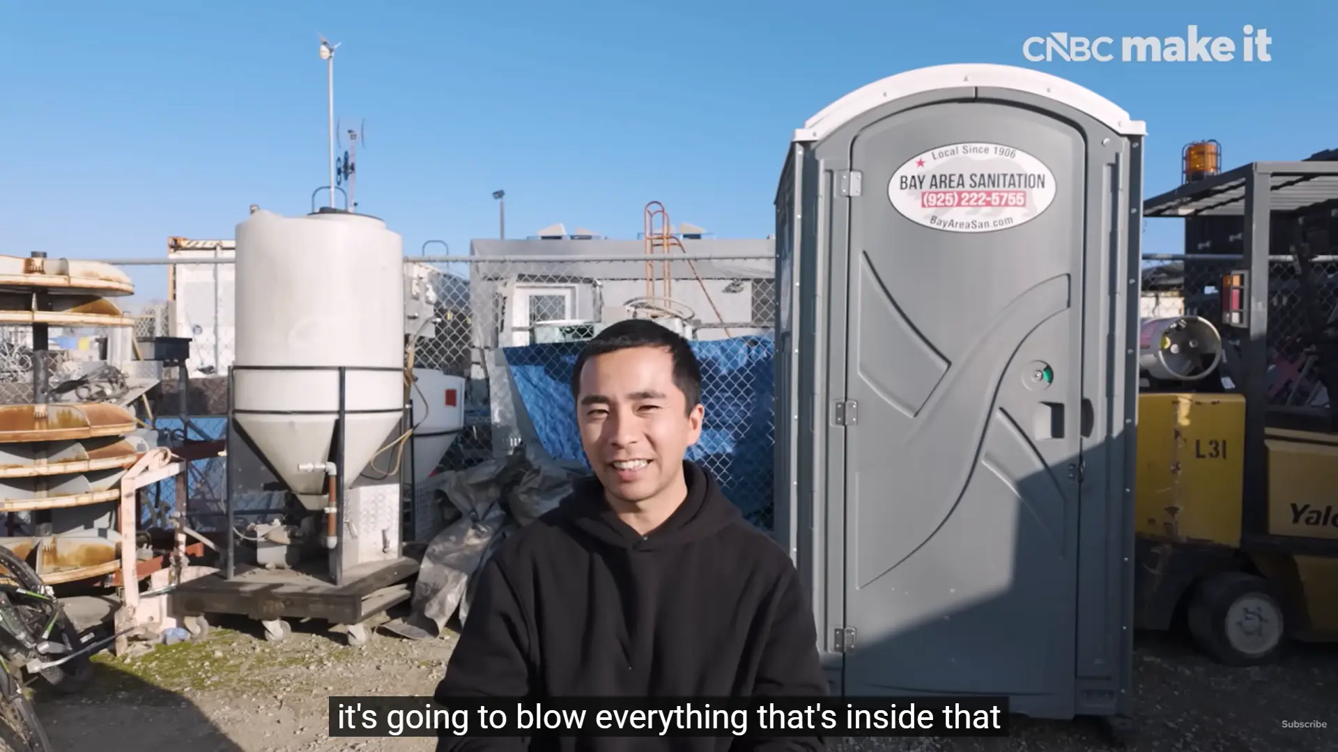 美國31歲男子丹尼爾·湯姆（Daniel Tom）棄體育老師職業，創辦灣區衛生服務公司（Bay Area Sanitation）管理流動廁所，2025年年入430萬美元，證明此類剛性需求產業連AI也無法取代。（來源：CNBC Make It@YouTube）