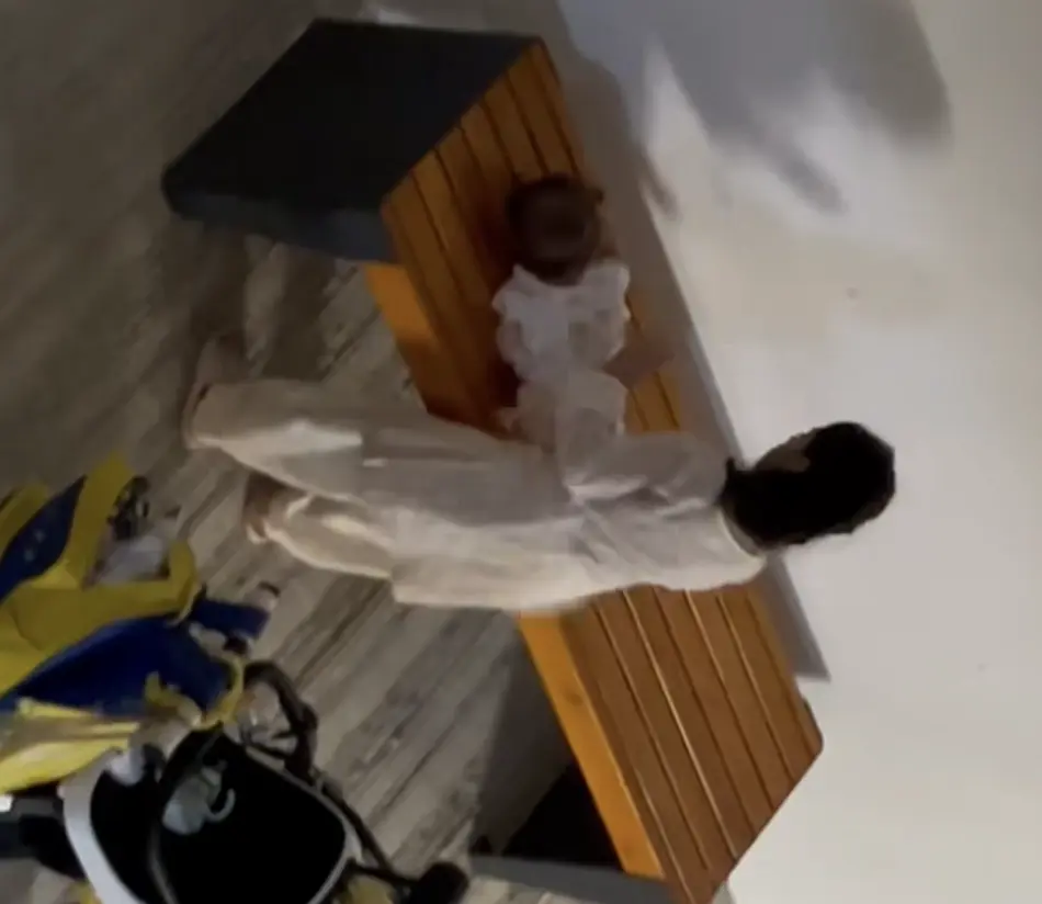 南亞裔女童多次用力搖晃嬰兒，將其放置在長凳上後。​(圖：東張西望關注組@FB)