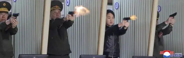 金正恩和女兒在工廠體驗了手槍射擊。(朝中社)