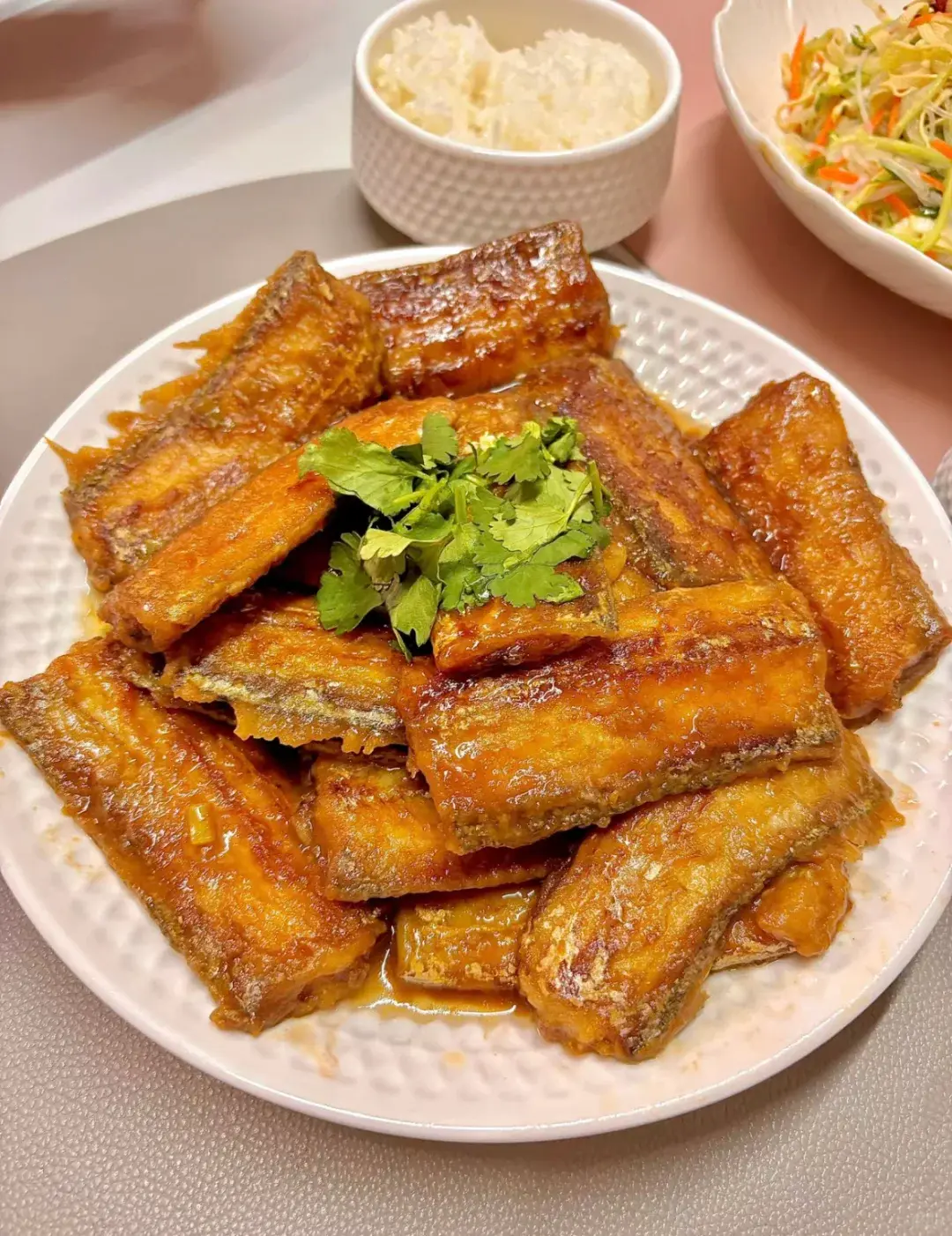 炸帶魚可謂是中國人餐桌上的經典硬菜，無論是逢年過節的家宴，還是日常的家常便飯，金黃酥脆的炸帶魚總能占據一席之地。（示意圖來源：小紅書網友）