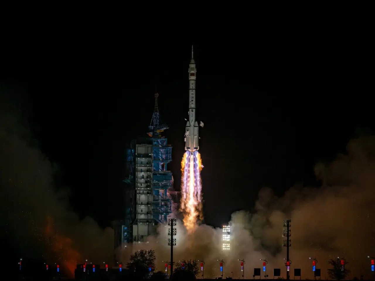 北京時間 10 月 31 日 23 時 44 分，酒泉衛星發射中心的寒夜被烈焰照亮，搭載神舟二十一號載人飛船的長征二號 F 遙二十一運載火箭準時點火升空。(圖：新華社)