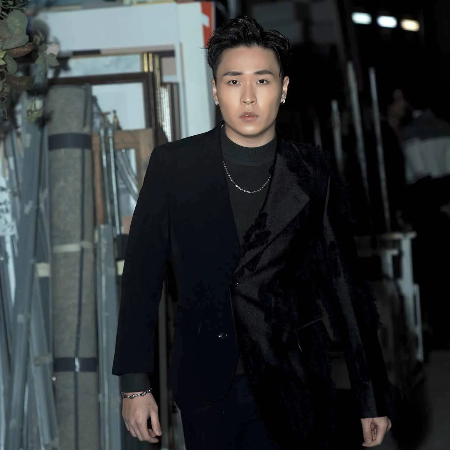 庭上披露，鄭雋熹早前曾以 10 萬元保釋金獲准保釋，但控方昨日申請撤銷保釋。經辯方反對，裁判官最終維持其洗黑錢案保釋資格，惟因他在另一宗 JPEX 詐騙案中不獲保釋，仍須繼續還押監房。​(圖：HeiCheng 鄭雋熹@FB)