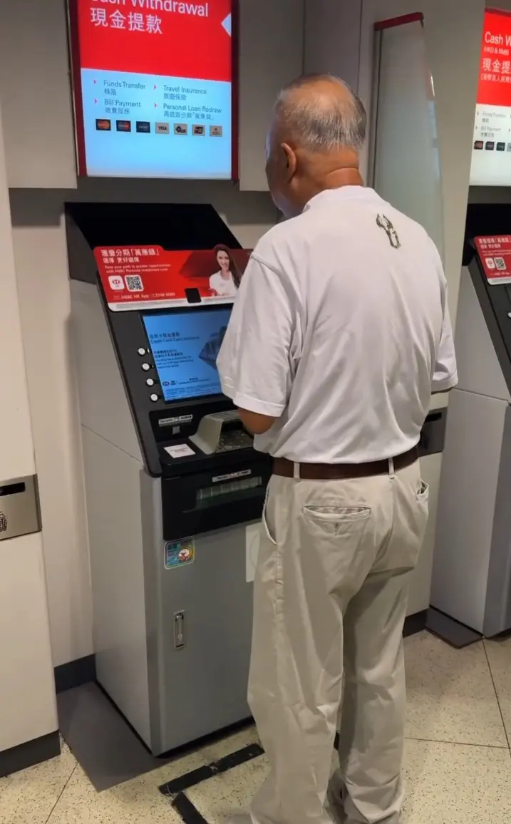 對方隨即逐步引導伯伯插入提款卡、輸入密碼，並指示其選擇轉帳功能，謊稱「輸入解凍號碼即可完成手續」，實則企圖誘騙伯伯輸入騙徒帳戶號碼轉帳。​(圖：Threads翻攝)