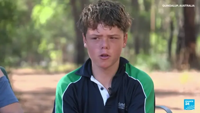 澳洲西澳省昆爾特立度假的一家人，因強風遭捲外海，13歲少年放棄進水獨木舟，獨泳4公里、耗時4小時上岸報警，協助搜救隊成功救回母親與弟妹，其勇氣與機智獲各方盛讚。（來源：FRANCE 24 English@YouTube）