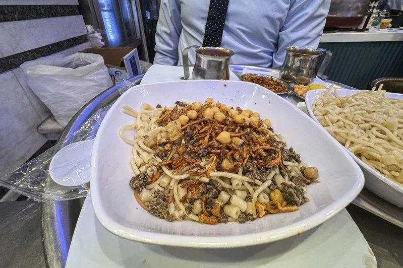 埃及齋戒月落幕，國民美食口秀麗（Koshary）成民生依靠，這道融合多元文化的料理，2025年列入UNESCO非遺，能源危機下憑藉平價營養成為民眾最忠實夥伴。（來源：新華社）