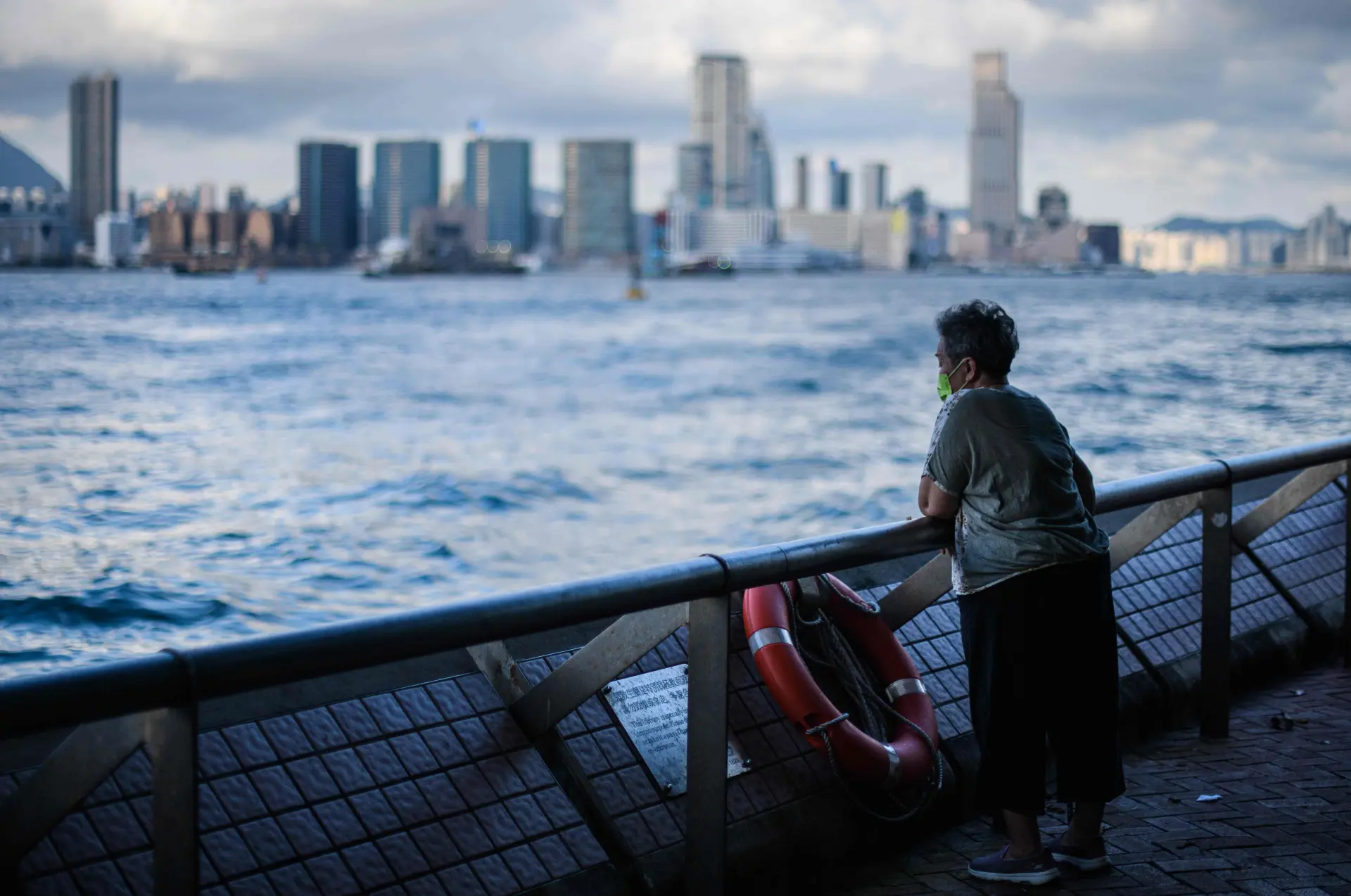 隨著許多子女選擇移民，留港長者往往失去生活的重心，面臨情感上的孤獨。(圖：網絡翻攝)