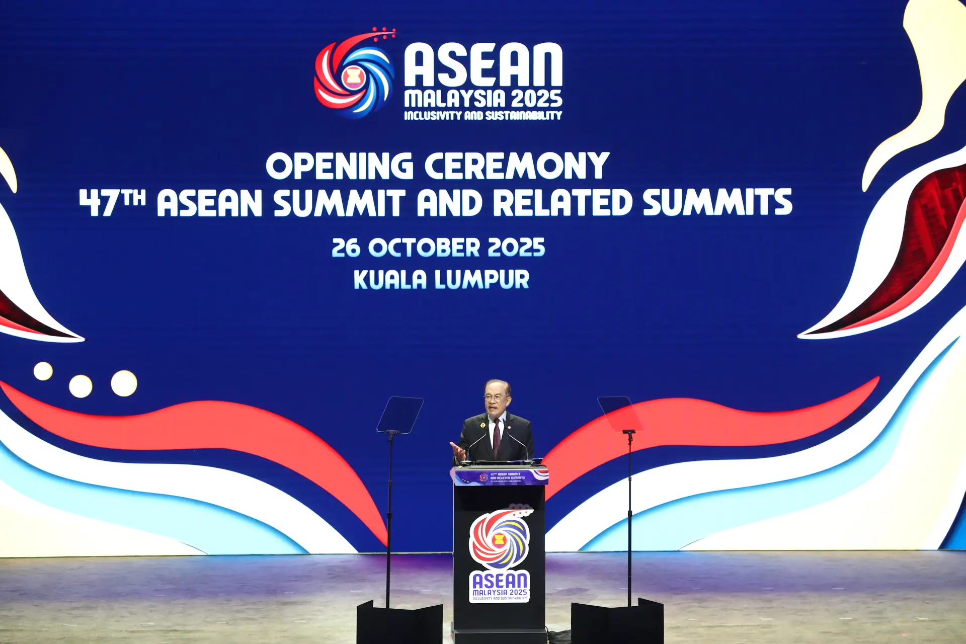 東盟輪值主席國馬來西亞首相安華在開幕致詞中表示，世界局勢動盪不安，地區紛爭加劇，不確定性上升，這些不僅考驗着東盟的經濟，更考驗着東盟對堅持合作的信念。(圖：新華社)