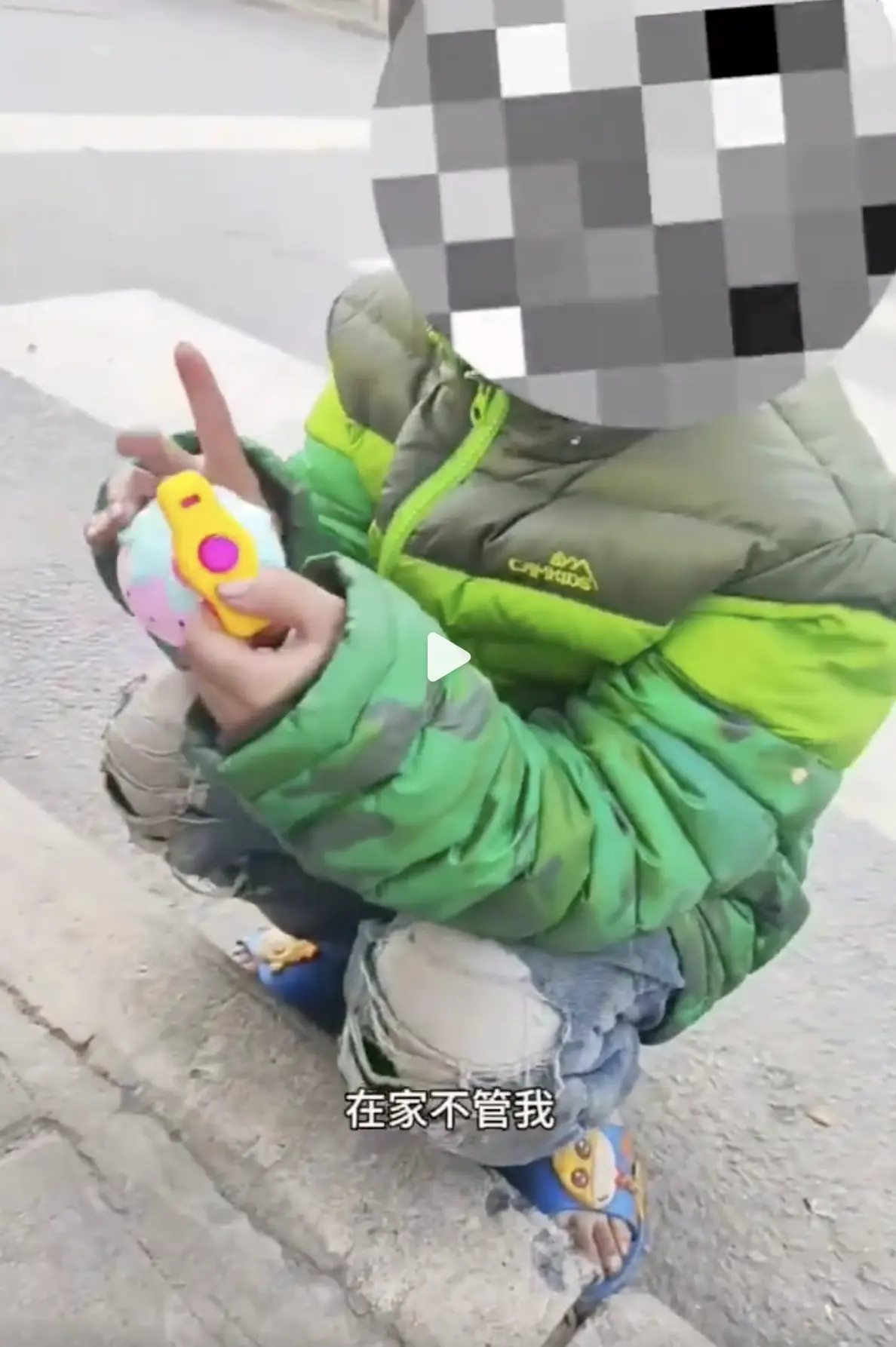 值得關注的是，西安市早在11月1日便已啟動「寒冬送溫暖」專項救助行動，明確承諾對未成年人實施優先庇護，但事件發生10天後，這名困境女孩仍未及時獲得救助。(圖：視頻截圖)