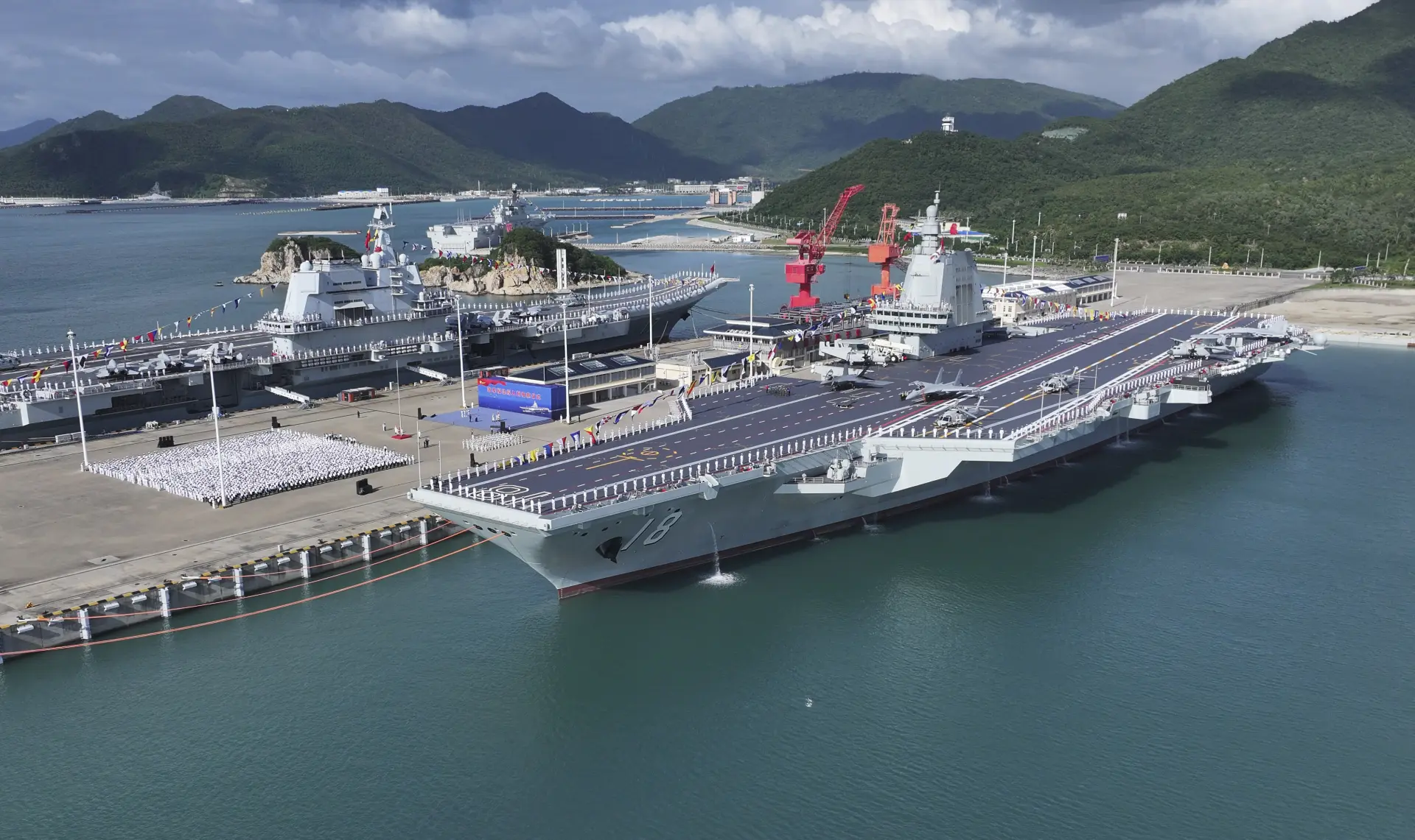 雖然中國國防部發言人已經對中國軍方在中東戰爭熱區的軍事存在斷然否認，但美國情報機構依然言之鑿鑿，指中國艦隊在阿拉伯海北部，阿曼灣到霍爾木茲海峽外圍進行戰位部署。(圖：新華社)