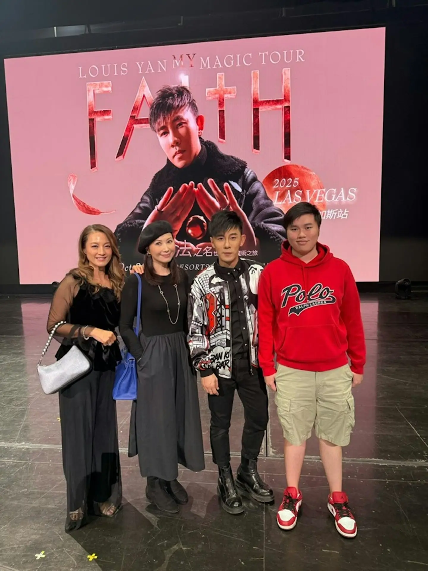 58 歲的楊寶玲身著灰黑穿搭，搭配 Hermès 手袋，低調中顯露貴氣，身形零發福，容貌幾乎不見歲月痕跡，與當年參選港姐時的狀態相差無幾。二人不僅相約聚餐，更一同觀看魔術師甄澤權的表演，並在宣傳 Banner 前合照留念。(圖：林穎嫺@FB)