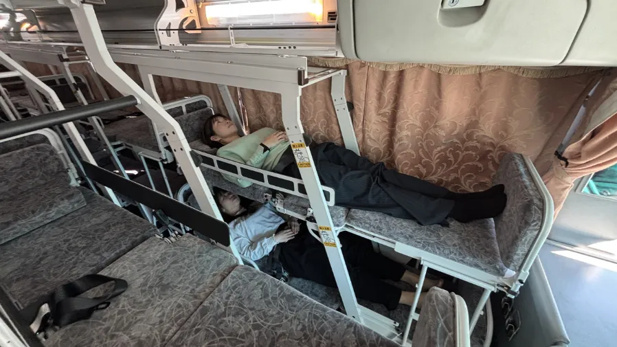 日本臥鋪巴士來了！十年磨一「床」，坐車像住膠囊酒店？的封面圖片
