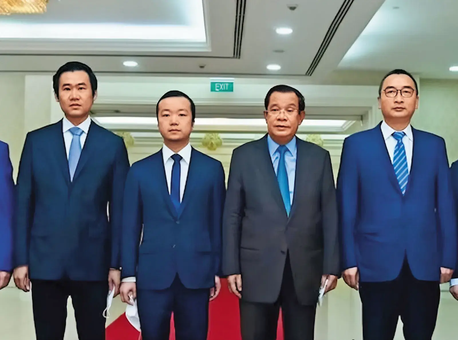 陳志（左2）與柬國前總理洪森（右2）合照，顯見他的政商關係。（翻攝畫面）